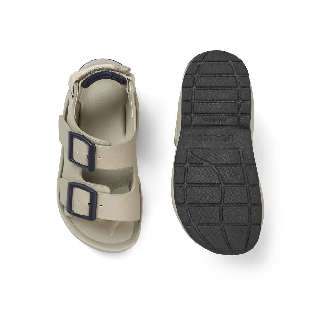 Ben je op zoek naar praktische én leuk uitziende sandalen? Dan zijn deze anni sandalen van Liewood in de kleur midnight navy mix ideaal! Deze sandalen zitten namelijk enorm comfortabel, dankzij het ergonomische voetbed, maar zien er ook stijlvol uit. VanZus