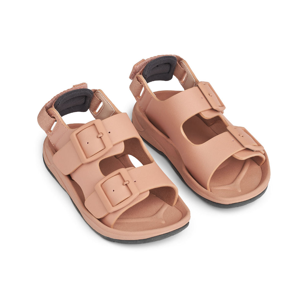 Ben je op zoek naar praktische én leuk uitziende sandalen? Dan zijn deze anni sandalen van Liewood in de kleur tuscany rose ideaal! Deze sandalen zitten namelijk enorm comfortabel, dankzij het ergonomische voetbed, maar zien er ook stijlvol uit. VanZus