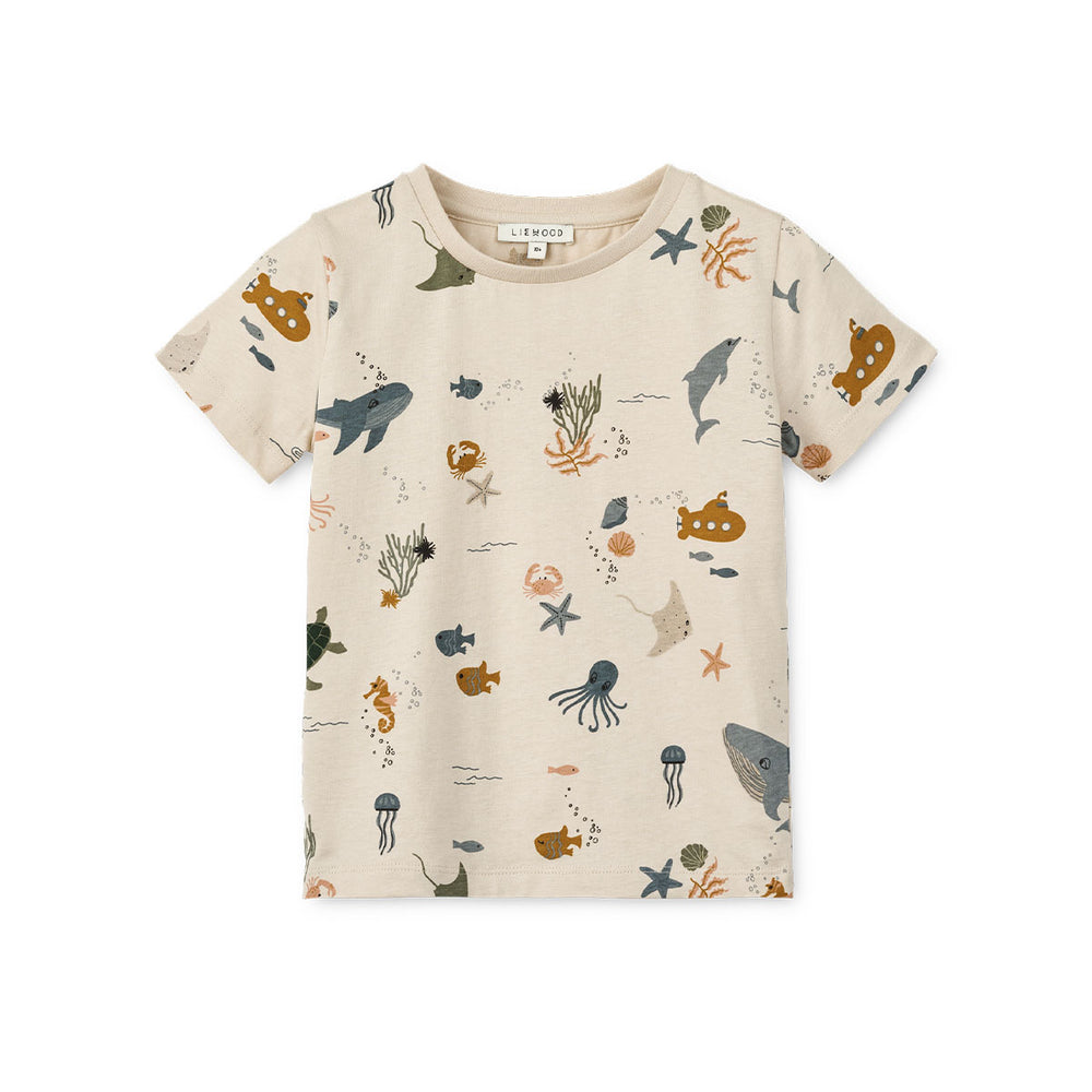 Verrijk de garderobe van je baby met dit schattige apia baby T-shirt in de kleur sea creature/sandy van het merk Liewood. Dit stijlvolle shirtje ziet er niet alleen geweldig uit, maar zit ook heel erg comfortabel! VanZus