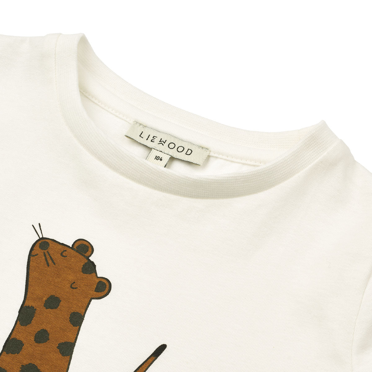 Verrijk de garderobe van je kind met dit schattige apia T-shirt in de kleur leopard/crisp white van het merk Liewood. Dit stijlvolle shirtje ziet er niet alleen geweldig uit, maar zit ook heel erg comfortabel! VanZus
