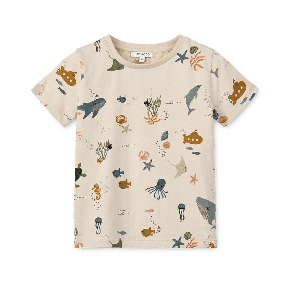 Verrijk de garderobe van je kind met dit schattige apia T-shirt in de kleur sea creature/sandy van het merk Liewood. Dit stijlvolle shirtje ziet er niet alleen geweldig uit, maar zit ook heel erg comfortabel! 