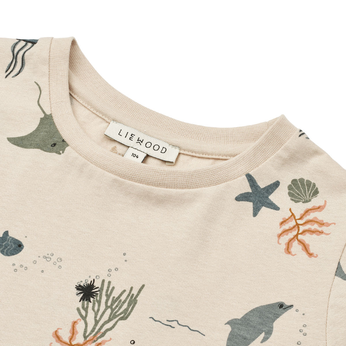 Verrijk de garderobe van je kind met dit schattige apia T-shirt in de kleur sea creature/sandy van het merk Liewood. Dit stijlvolle shirtje ziet er niet alleen geweldig uit, maar zit ook heel erg comfortabel! 