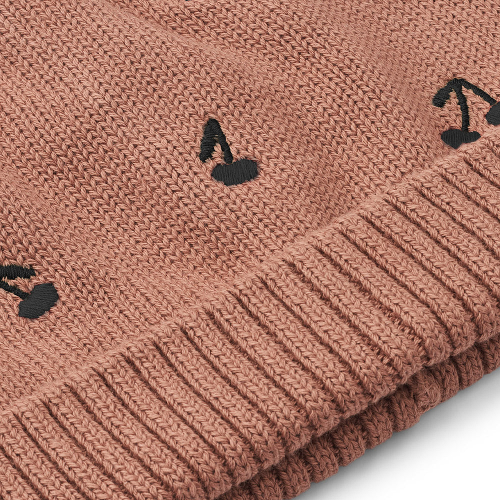 Houd het hoofd en de oren van je kindje lekker warm met deze te gekke aster beanie in de kleur cherries/dark rosetta van het merk Liewood. Deze heerlijk warme muts is niet alleen handig voor de koude wintermaanden, maar ziet er ook geweldig uit! VanZus