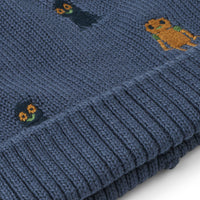 Houd het hoofd en de oren van je kindje lekker warm met deze te gekke aster beanie in de kleur robots/indigo blue van het merk Liewood. Deze heerlijk warme muts is niet alleen handig voor de koude wintermaanden, maar ziet er ook geweldig uit! VanZus