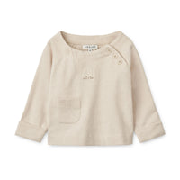 Hoe leuk is deze augustin baby top in de kleur sandy van het merk Liewood? Deze fijne trui in een prachtige, neutrale beige kleur is een echte must have voor in de kledingkast van jouw kleintje. Niet alleen ziet deze trui en prachtig uit, hij zit ook super comfortabel. VanZus