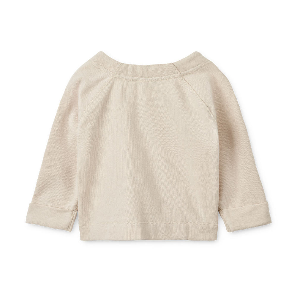 Hoe leuk is deze augustin baby top in de kleur sandy van het merk Liewood? Deze fijne trui in een prachtige, neutrale beige kleur is een echte must have voor in de kledingkast van jouw kleintje. Niet alleen ziet deze trui en prachtig uit, hij zit ook super comfortabel. VanZus