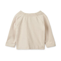 Hoe leuk is deze augustin baby top in de kleur sandy van het merk Liewood? Deze fijne trui in een prachtige, neutrale beige kleur is een echte must have voor in de kledingkast van jouw kleintje. Niet alleen ziet deze trui en prachtig uit, hij zit ook super comfortabel. VanZus