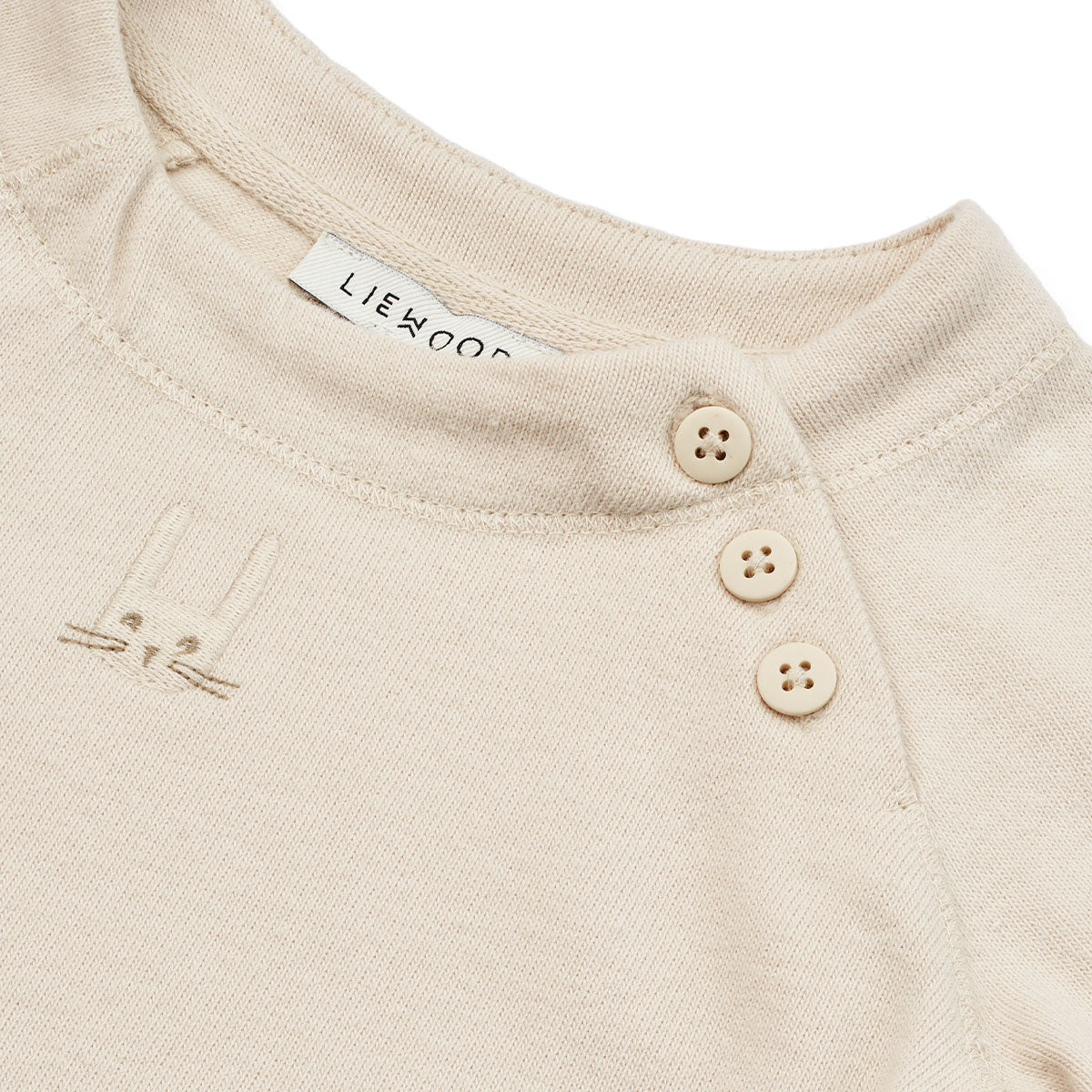 Hoe leuk is deze augustin baby top in de kleur sandy van het merk Liewood? Deze fijne trui in een prachtige, neutrale beige kleur is een echte must have voor in de kledingkast van jouw kleintje. Niet alleen ziet deze trui en prachtig uit, hij zit ook super comfortabel. VanZus