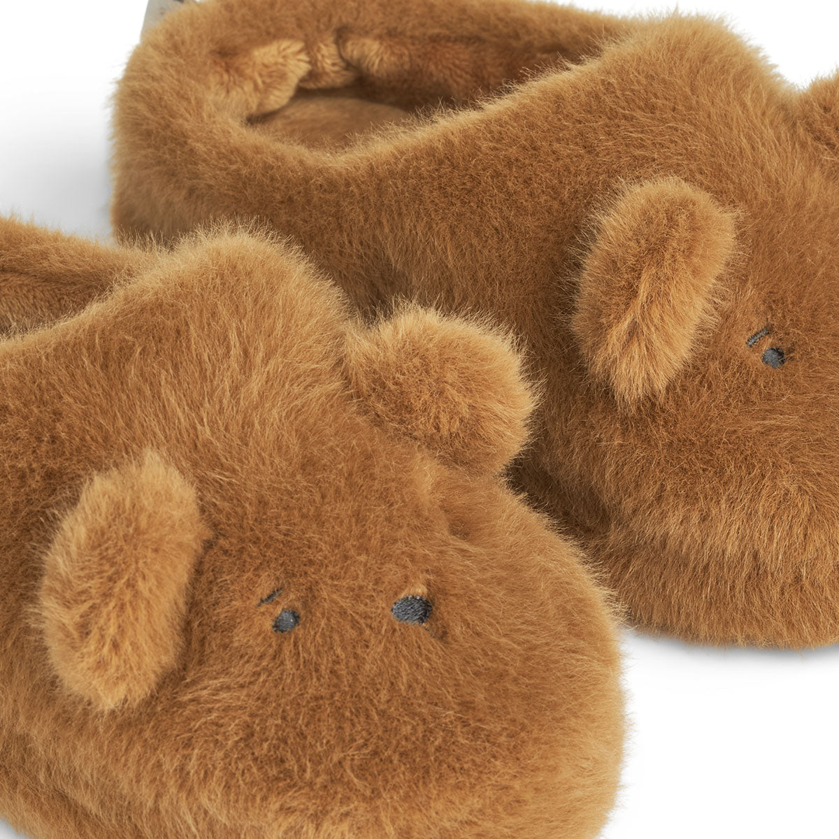 Deze te schattige aviaja bear sloffen in de kleur golden caramel van het merk Liewood zijn toch te schattig?! Niet alleen houden deze sloffen de voeten van je kleintje lekker warm, ze zijn ook een feestje om te dragen! VanZus