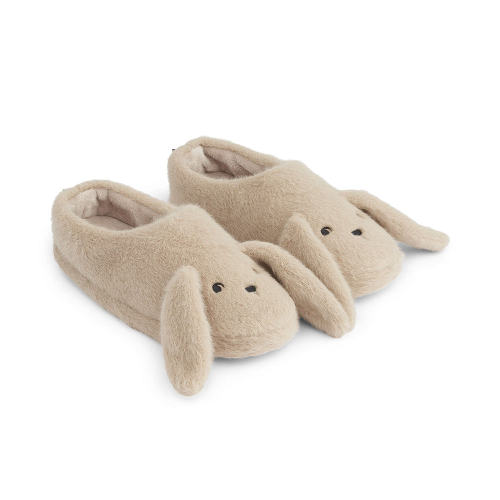 Deze te schattige aviaja rabbit sloffen in de kleur mist van het merk Liewood zijn toch te schattig?! Niet alleen houden deze sloffen de voeten van je kleintje lekker warm, ze zijn ook een feestje om te dragen! VanZus