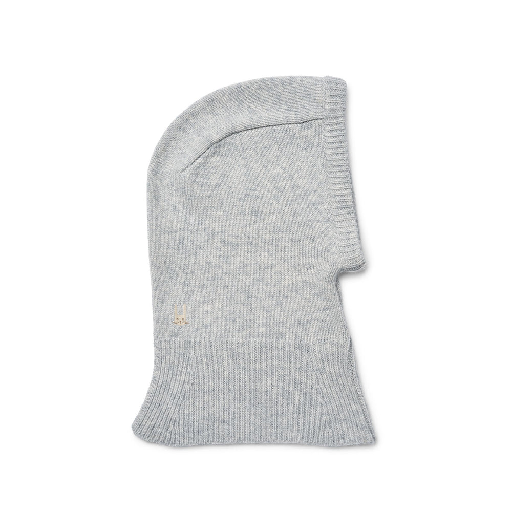 Houd het hoofdje van je kindje lekker warm tijdens de koude wintermaanden met deze azalea balaclava muts in de kleur light grey melange van het merk Liewood. Deze zachte en warme muts gaat helemaal om het hoofd van je kleintje heen, waardoor zowel de nek, als het hoofd en de oren lekker warm blijven! VanZus