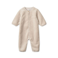 Hul je kleintje in deze heerlijk zachte bailey baby fleece jumpsuit in de kleur sandy van het merk Liewood. Dit warme pakje is heerlijk voor de koudere dagen en is super praktisch. VanZus