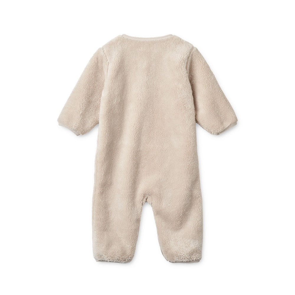 Hul je kleintje in deze heerlijk zachte bailey baby fleece jumpsuit in de kleur sandy van het merk Liewood. Dit warme pakje is heerlijk voor de koudere dagen en is super praktisch. VanZus