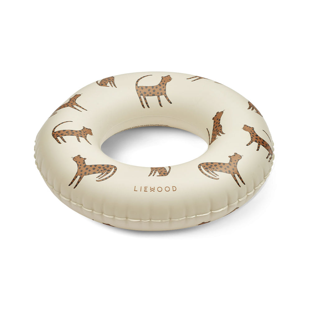 Duik in wateravonturen met deze te schattige baloo zwemband in de print leopard/sandy van het merk Liewood! Deze leuke zwemband, bedrukt met stoere luipaarden, voegt een vleugje speelsheid toe aan de zwemervaring van jouw kleintje. VanZus