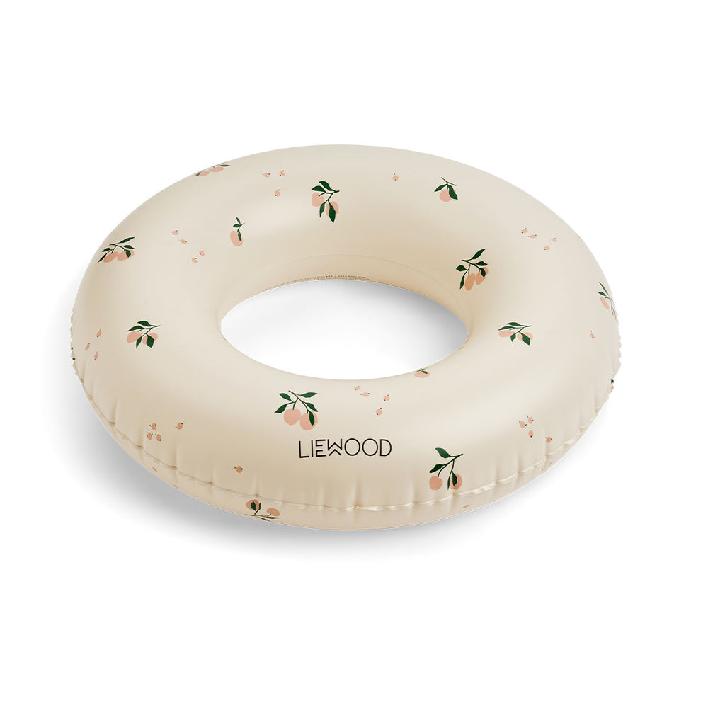 Duik in wateravonturen met deze te schattige baloo zwemband in de print peach/sea shell van het merk Liewood! Deze leuke zwemband, bedrukt met schattige perziken, voegt een vleugje speelsheid toe aan de zwemervaring van jouw kleintje. VanZus