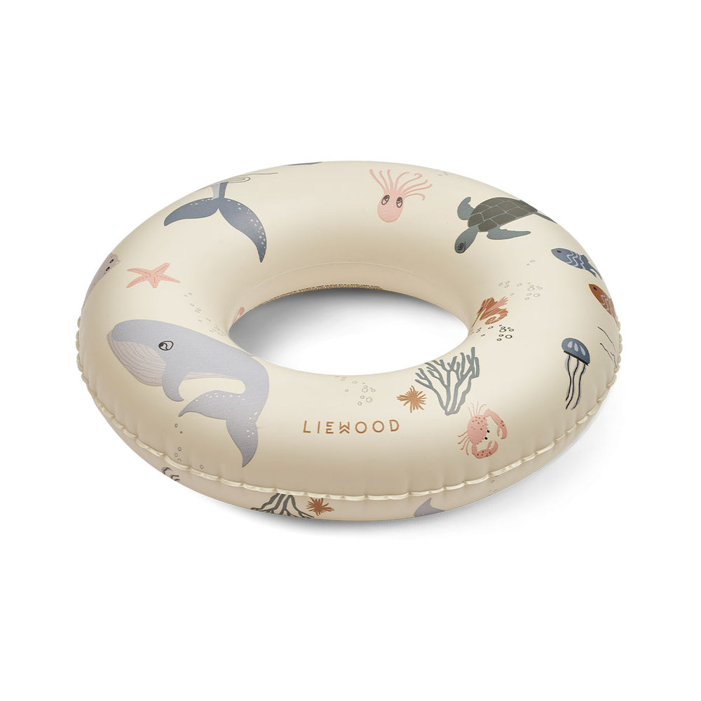 Duik in wateravonturen met deze te schattige baloo zwemband in de print sea creature/sandy van het merk Liewood! Deze leuke zwemband, bedrukt met vrolijke zeedieren, voegt een vleugje speelsheid toe aan de zwemervaring van jouw kleintje. VanZus