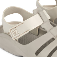 Ben je op zoek naar praktische én leuk uitziende sandalen? Dan zijn deze beau sandalen van Liewood in de kleur sandy/mist ideaal! Deze zandkleurige of lichtgrijze waterschoenen zitten namelijk enorm comfortabel, dankzij het zachte en lichtgewicht materiaal, maar zien er ook stijlvol uit. VanZus