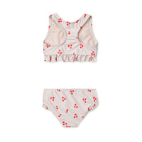 Jouw kind is helemaal summer ready met deze bellamy bikini set in de vrolijke cherries/sandy print van het merk Liewood! Deze schattige bikini is perfect voor kleine zwemmers en biedt zowel stijl als comfort. VanZus