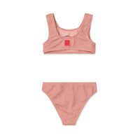 Laat je kleintje stralen deze zomer met deze bello bikini in de variant dusty rose van het vrolijke merk Liewood. Deze stijlvolle bikini is gemaakt van duurzame, gerecyclede materialen en biedt ultiem comfort tijdens het spelen en zwemmen. VanZus