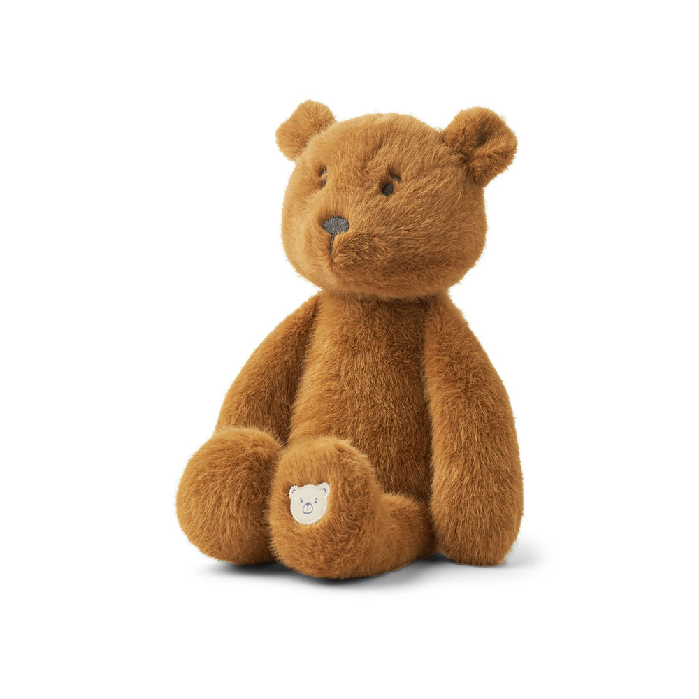 Ultrazacht en mega schattig! Deze is deze berto knuffelbeer in de kleur golden caramel van het merk Liewood. Met zijn bruine vacht, een lief snoetje en beertje op de voetzool is deze knuffel toch onweerstaanbaar? Dit lieve beertje zal zeker weten een lieveling worden van jouw kleintje. 