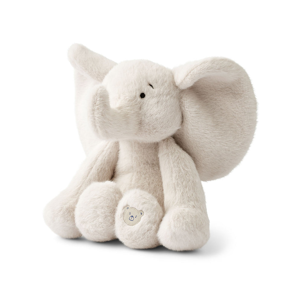 Ultrazacht en mega schattig! Dat is deze berto knuffelolifant in de kleur sandy van het merk Liewood. Met zijn beige vacht, een lief snoetje en schattige detail op de voetzool is deze knuffel toch onweerstaanbaar? Dit lieve olifantje zal zeker weten een lieveling worden van jouw kleintje. 