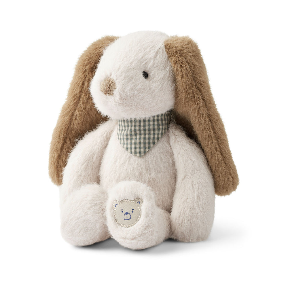 Utrazacht en mega schattig! Deze is deze binnie hondje knuffel small sandy van het merk Liewood. Met bruine lange oren, een lief snoetje en een geruite bandana is deze knuffel toch onweerstaanbaar?  Dit lieve hondje zal zeker weten een lieveling worden van jouw kleintje. VanZus