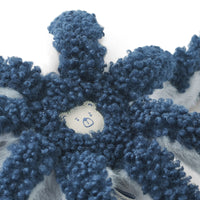 Ultrazacht en mega schattig! Deze is deze binnie octopus knuffel in de variant artic blue van het merk Liewood. Met zijn blauwe vacht, een lief snoetje en beertje op de onderkant is deze knuffel toch onweerstaanbaar? VanZus