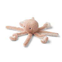 Ultrazacht en mega schattig! Dat is deze binnie octopus knuffel in de variant pale tuscany van het merk Liewood. Met zijn roze vacht, een lief snoetje en beertje op de onderkant is deze knuffel toch onweerstaanbaar? VanZus