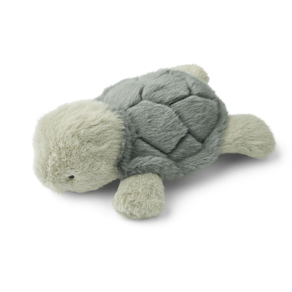 Ultrazacht en mega schattig! Deze is deze binnie schildpad in de kleur faune green van het merk Liewood. Met zijn groene vacht, een lief snoetje en zachte vulling is deze knuffel toch onweerstaanbaar? VanZus