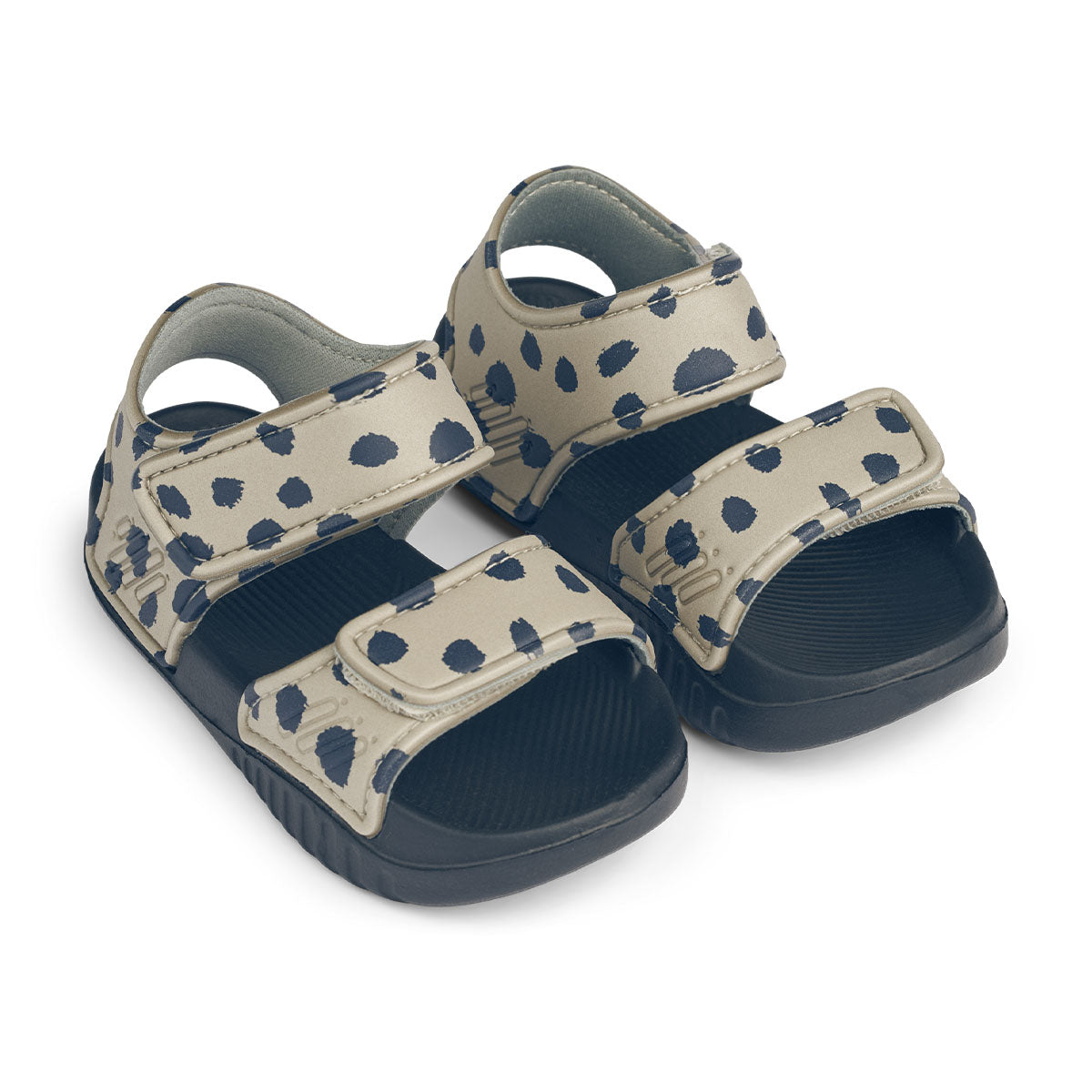 Ben je op zoek naar praktische én leuk uitziende sandalen? Dan zijn deze blumer sandalen van Liewood in leo spots/mist ideaal! Deze sandalen zitten namelijk enorm comfortabel, maar zien er ook stijlvol uit. Deze toffe sandaaltjes zullen supercomfortabel zitten bij je kleintje. 