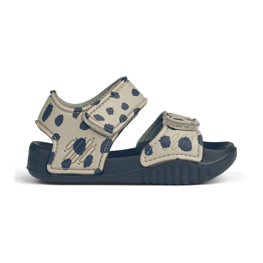 Ben je op zoek naar praktische én leuk uitziende sandalen? Dan zijn deze blumer sandalen van Liewood in leo spots/mist ideaal! Deze sandalen zitten namelijk enorm comfortabel, maar zien er ook stijlvol uit. Deze toffe sandaaltjes zullen supercomfortabel zitten bij je kleintje. 