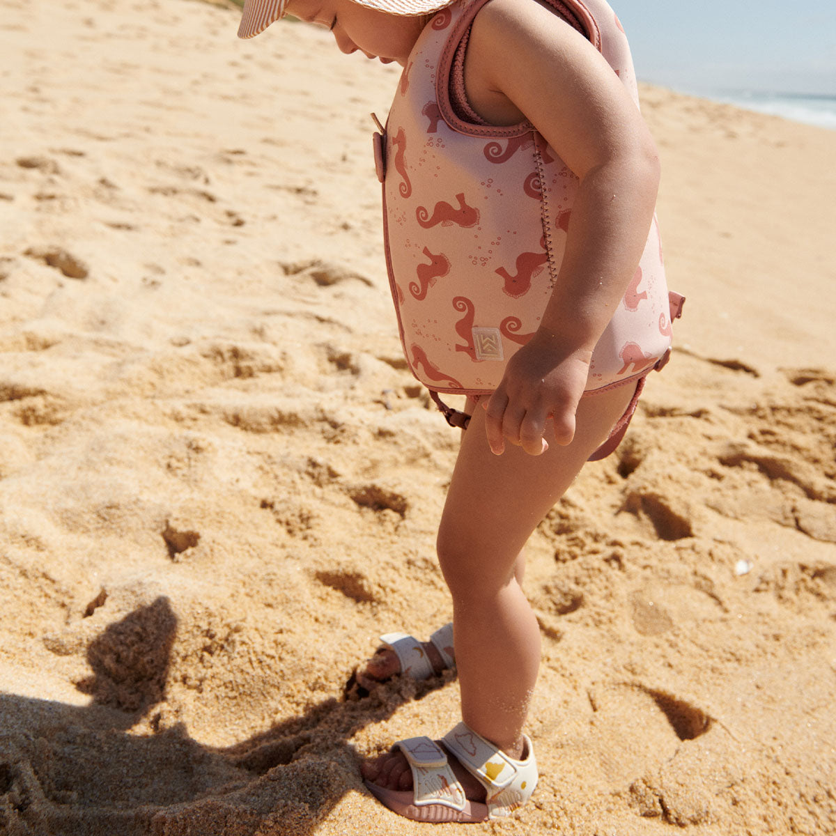 De Liewood blumer sandalen dream/ecru zijn hele fijne sandalen voor je kleintje voor tijdens de warme zomerdagen. Deze sandalen lopen heerlijk want ze zijn licht van gewicht en flexibel. VanZus