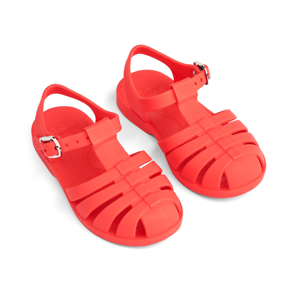 Ben je op zoek naar praktische én hippe waterschoenen? Dan zijn deze bre sandalen van Liewood in de kleur apple red een goede keus! Dankzij het flexibele materiaal en de verstelbare bandjes zijn deze rode waterschoentjes perfect voor op het strand of aan het water en heel comfortabel voor je kind. VanZus