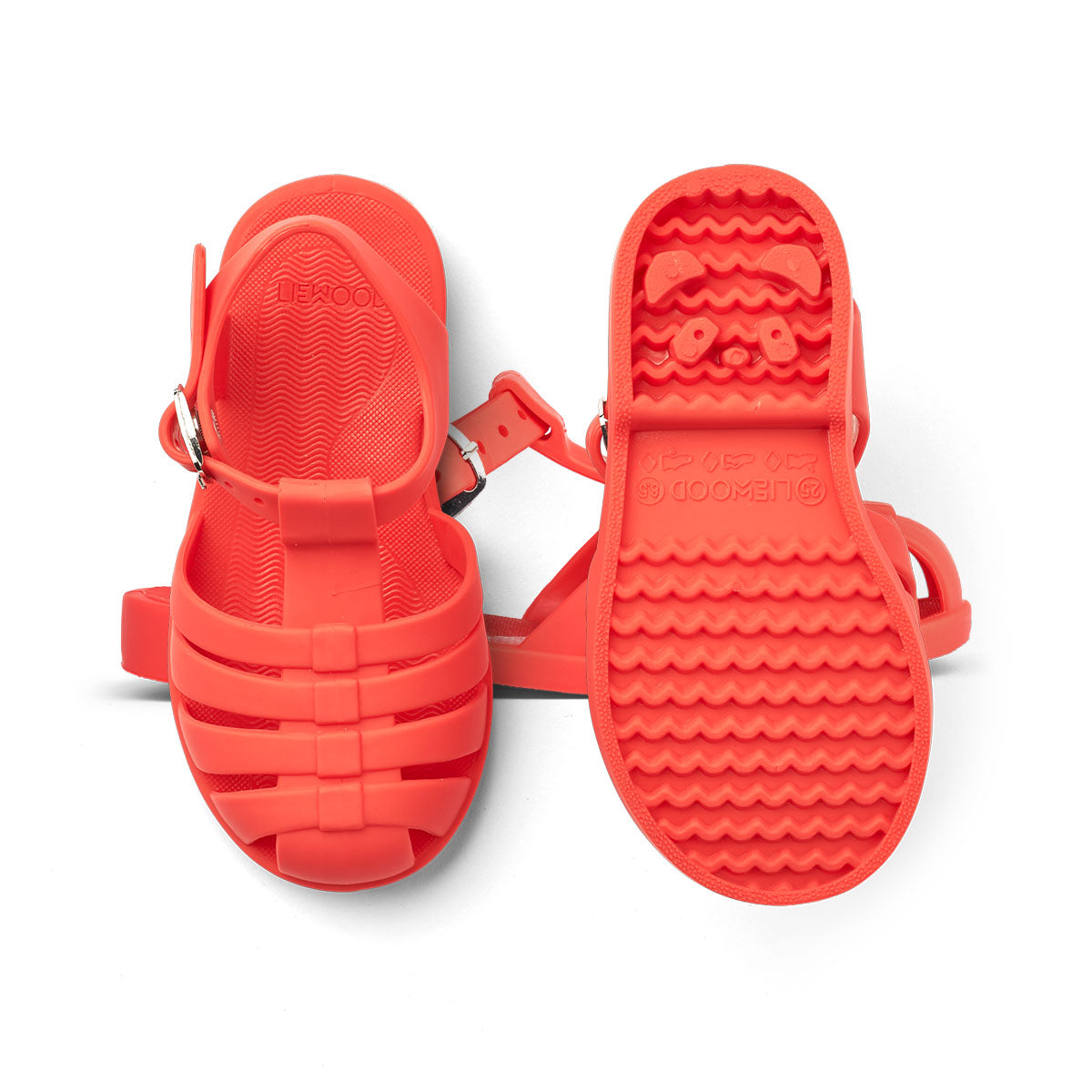 Ben je op zoek naar praktische én hippe waterschoenen? Dan zijn deze bre sandalen van Liewood in de kleur apple red een goede keus! Dankzij het flexibele materiaal en de verstelbare bandjes zijn deze rode waterschoentjes perfect voor op het strand of aan het water en heel comfortabel voor je kind. VanZus