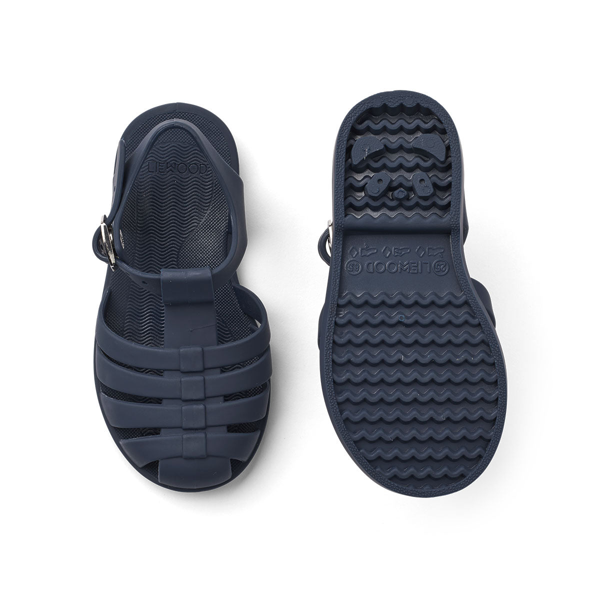 Ben je op zoek naar praktische én hippe waterschoenen? Dan zijn deze bre sandalen van Liewood in de kleur classic navy een goede keus! Dankzij het flexibele materiaal en de verstelbare bandjes zijn deze donkerblauwe waterschoentjes perfect voor op het strand of aan het water en heel comfortabel voor je kind. VanZus