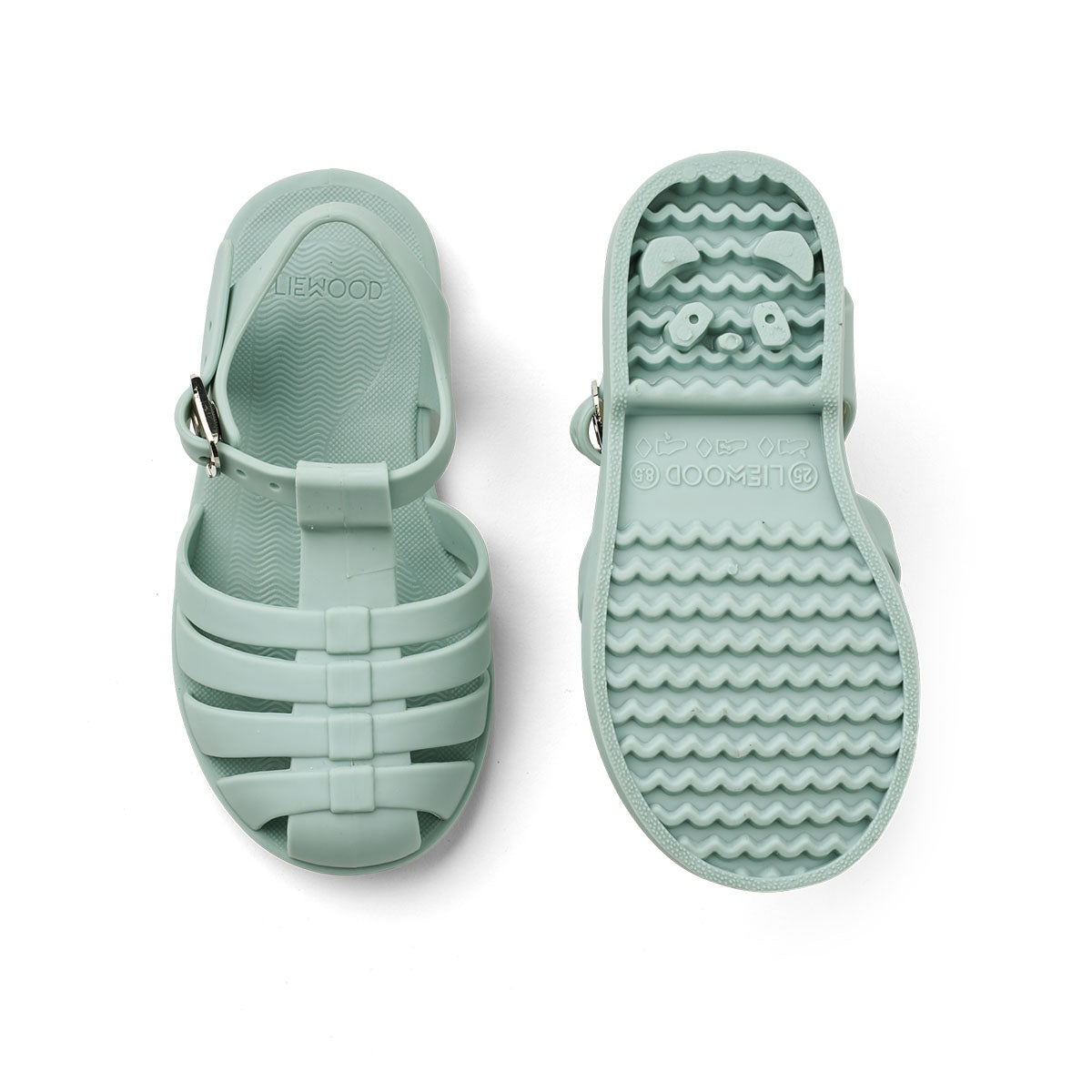 Ben je op zoek naar praktische én hippe waterschoenen? Dan zijn deze bre sandalen van Liewood in de kleur ice blue een goede keus! Dankzij het flexibele materiaal en de verstelbare bandjes zijn deze lichtblauwe waterschoentjes perfect voor op het strand of aan het water en heel comfortabel voor je kind. VanZus