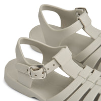 Ben je op zoek naar praktische én leuk uitziende sandalen? Dan zijn deze bre sandalen van Liewood in de kleur mist ideaal! Dankzij het flexibele materiaal zijn ze perfect voor op het strand, omdat PVC geen water opneemt. VanZus