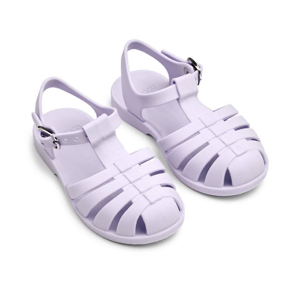Ben je op zoek naar praktische én hippe waterschoenen? Dan zijn deze bre sandalen van Liewood in de kleur misty lilac een goede keus! Dankzij het flexibele materiaal en de verstelbare bandjes zijn deze lila waterschoentjes perfect voor op het strand of aan het water en heel comfortabel voor je kind. VanZus