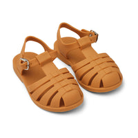Ben je op zoek naar praktische én hippe waterschoenen? Dan zijn deze bre sandalen van Liewood in de kleur mustard een goede keus! Dankzij het flexibele materiaal en de verstelbare bandjes zijn deze okergele waterschoentjes perfect voor op het strand of aan het water en heel comfortabel voor je kind. VanZus