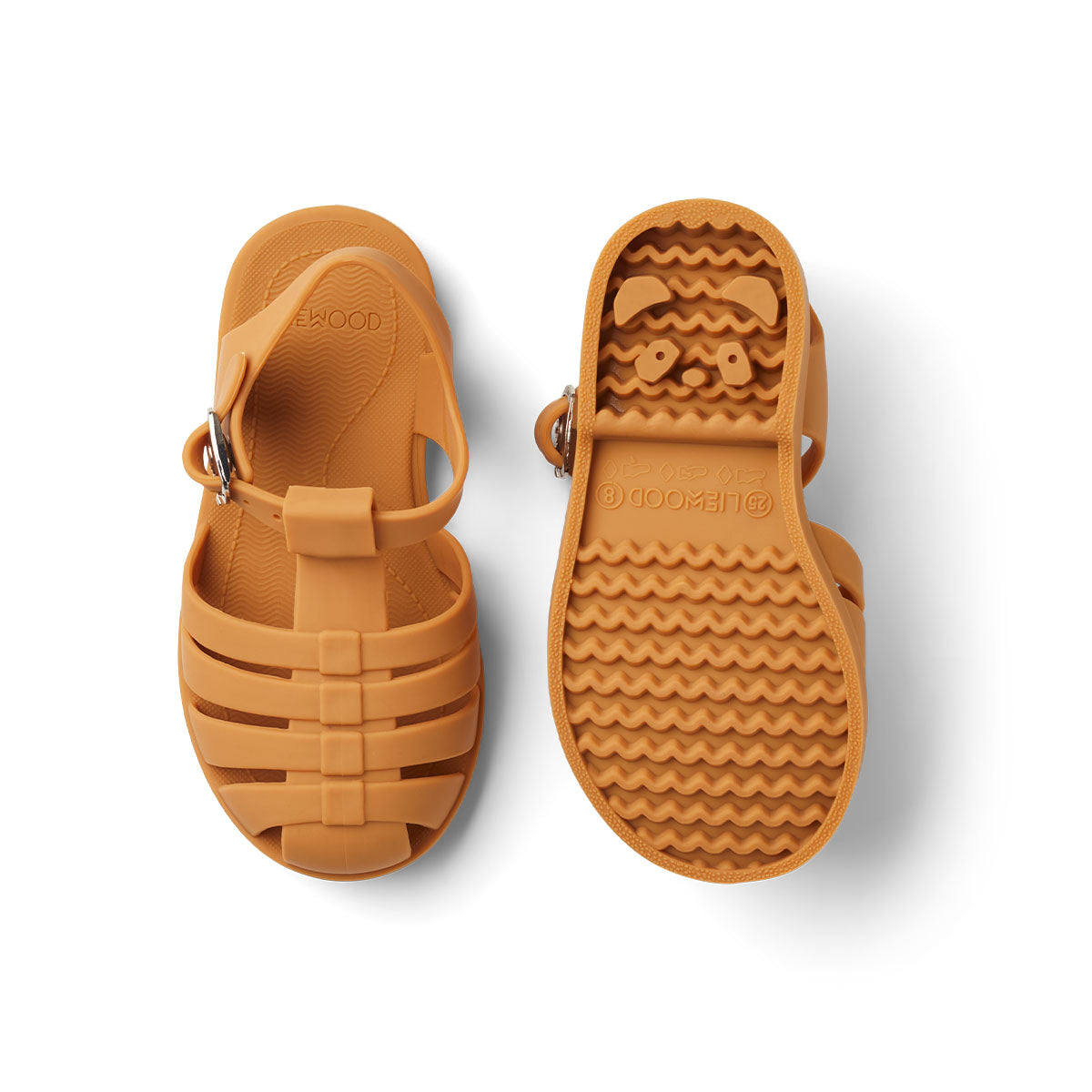 Ben je op zoek naar praktische én hippe waterschoenen? Dan zijn deze bre sandalen van Liewood in de kleur mustard een goede keus! Dankzij het flexibele materiaal en de verstelbare bandjes zijn deze okergele waterschoentjes perfect voor op het strand of aan het water en heel comfortabel voor je kind. VanZus