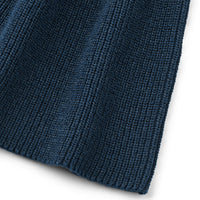 Dit leuke caia lurex gebreide jurk classic in de kleur navy van het merk Liewood is een echte must have voor in de kledingkast van je kleintje. Het is een prachtige basic jurk, maar de zilveren stof verweven in de jurk geeft de jurk net een beetje extra. VanZus