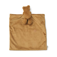 Heerlijk in slaap vallen wordt een makkie met dit schattige camdon knuffeldoekje bear in de kleur golden caramel van het schattige merk Liewood. Dit lieve knuffeldoekje voelt heerlijk zacht aan, ziet er superlief uit én wordt sowieso een favoriet van jouw kleintje. VanZus