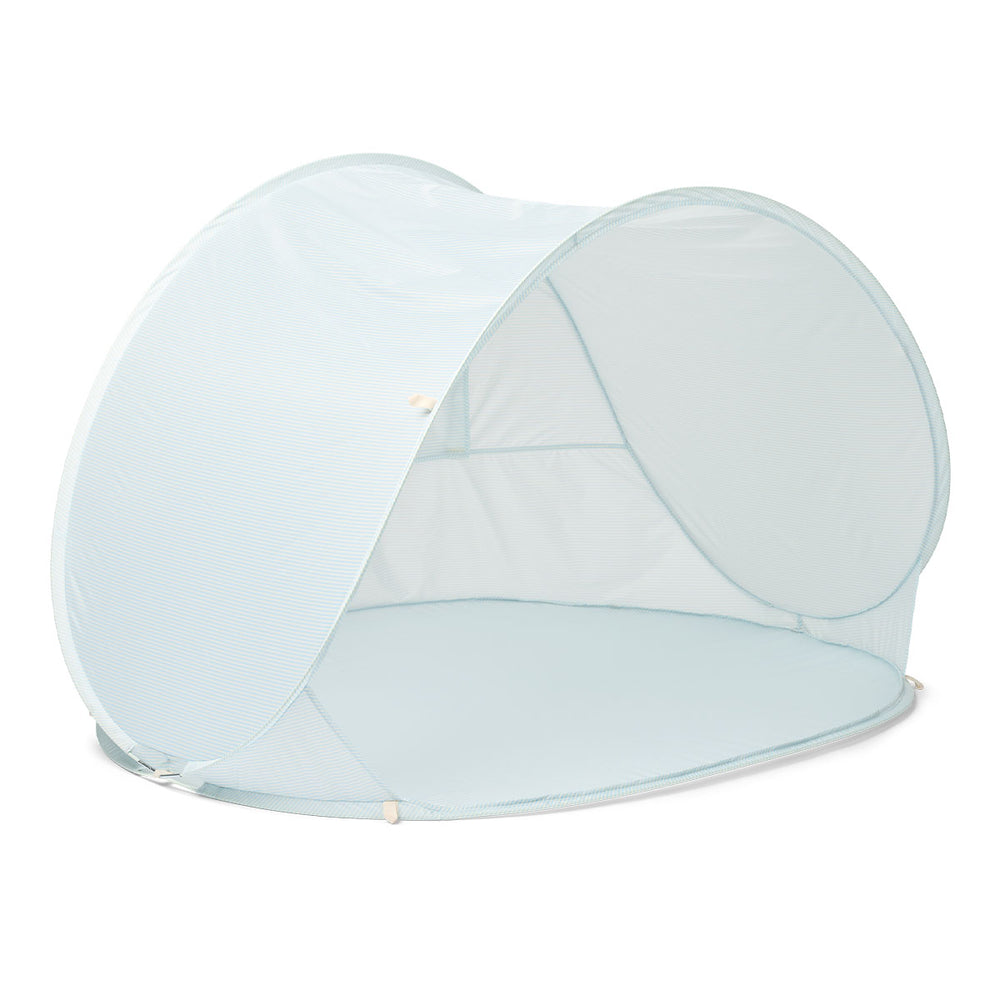 Deze cassie pop-up tent in pure sky/creme de la creme stripe van het merk Liewood is ideaal voor naar het strand of om lekker in te chillen of spelen in de tuin. De tent is supermakkelijk op te zetten en beschermt te kindje tegen de zon. VanZus