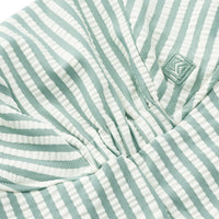 Deze Liewood cecilia seersucker zonnehoed in de variant stripe peppermint/crisp white van het merk Liewood is het perfecte accessoire voor zonnige dagen. VanZus