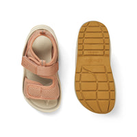 Ben je op zoek naar fijne sandalen voor jouw kleintje? Deze christi sandalen in rose multi mix van het merk Liewood zijn ideaal voor de zomervakanties en tijdens de warme dagen. Deze sandalen zijn niet alleen praktisch, maar zien er ook heel erg leuk uit! VanZus
