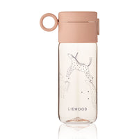 Gaan jullie samen op pad? Dan kan deze clemence waterfles 350 ml in unicorn/pale tuscany niet ontbreken in de tas. Met deze leuke fles houd je je kindje buitenshuis perfect gehydrateerd. En deze waterfles is niet alleen heel handig, hij ziet er ook geweldig uit. VanZus