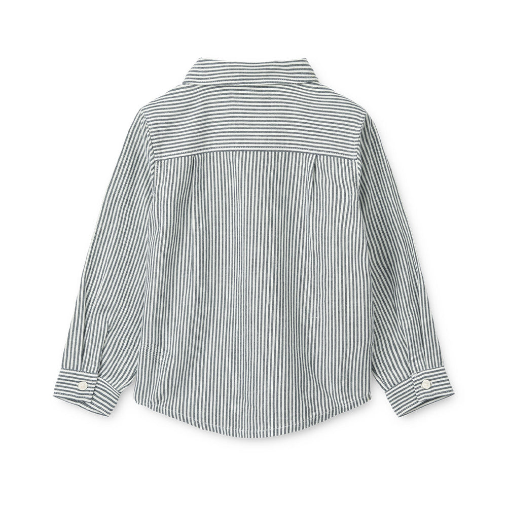 Een mooi overhemd is altijd handig om in huis te hebben. En deze mooie costa blouse in stripe classic navy/creme de la creme al helemaal! Deze prachtige blouse ziet er niet alleen mooi uit, maar zit ook comfortabel. VanZus