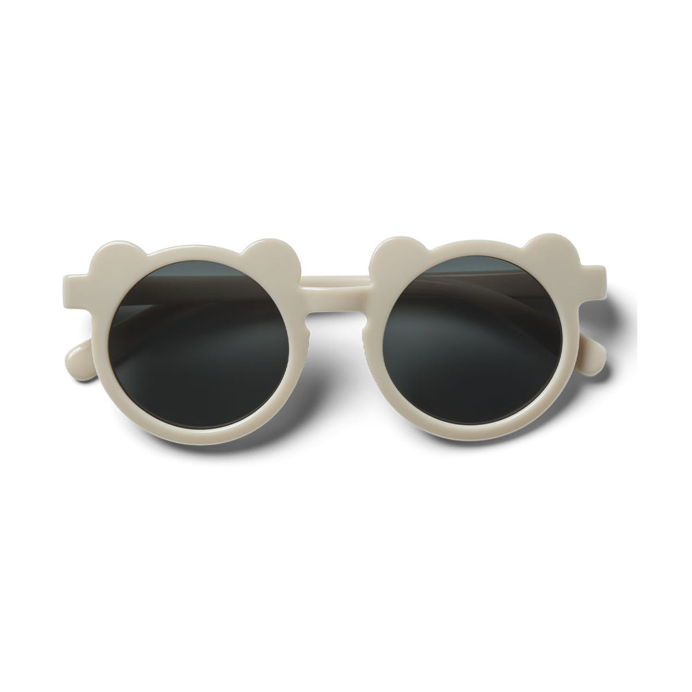 Bescherm je ogen met deze fantastische darla zonnebril beer sandy. Deze zonnebril met een tof rond montuur beschermt je ogen van je kindje tegen de zon terwijl je kindje er ook super stylish uitziet met deze bril op! VanZus