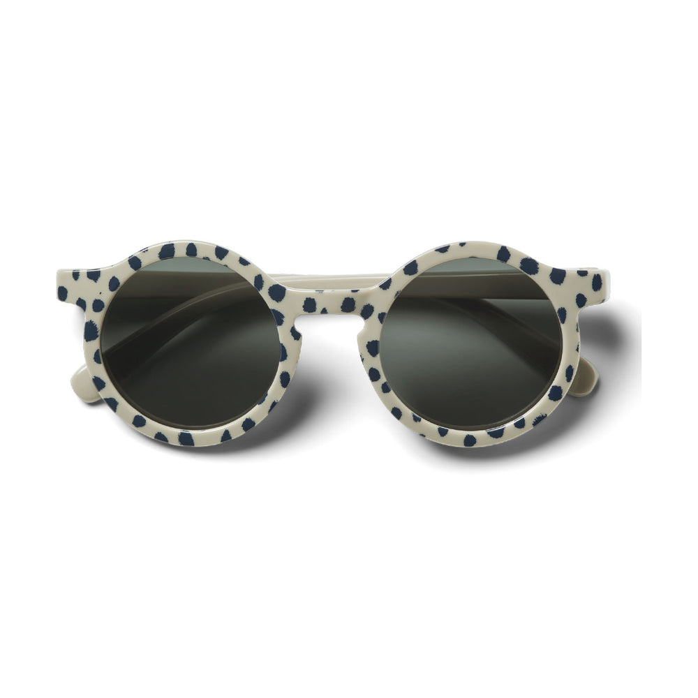 Bescherm je ogen met deze fantastische darla zonnebril leo spots/mist shell. Deze zonnebril met een tof rond montuur beschermt je ogen van je kindje tegen de zon terwijl je kindje er ook super stylish uitziet met deze bril op! VanZus