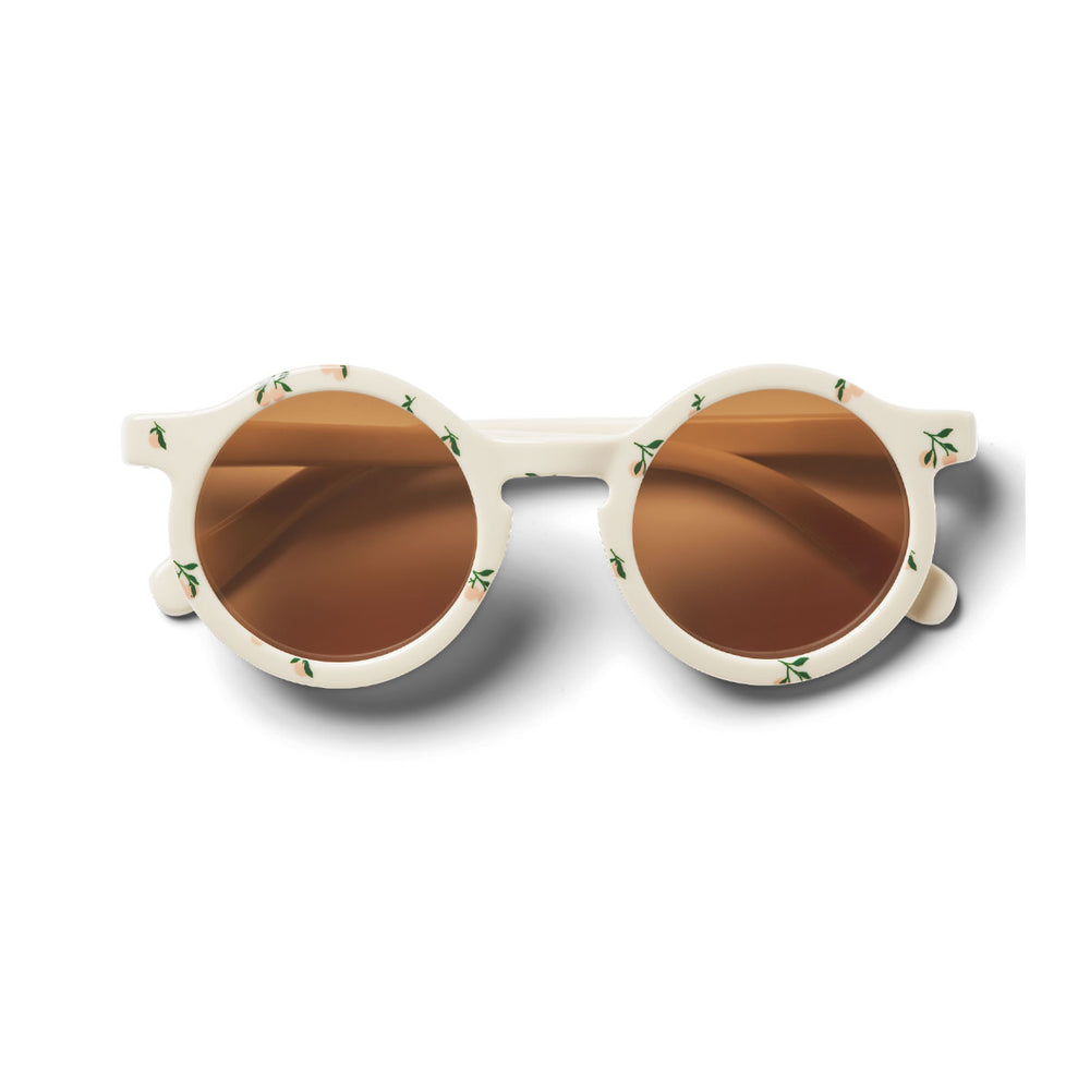 Bescherm je ogen met deze fantastische darla zonnebril peach/sea shell. Deze zonnebril met een tof rond montuur beschermt je ogen van je kindje tegen de zon terwijl je kindje er ook super stylish uitziet met deze bril op! VanZus